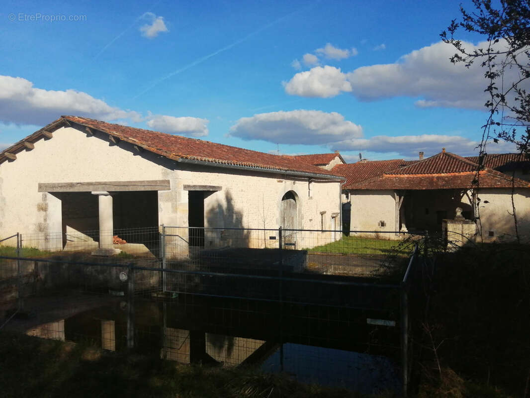 Maison à VILLEBOIS-LAVALETTE