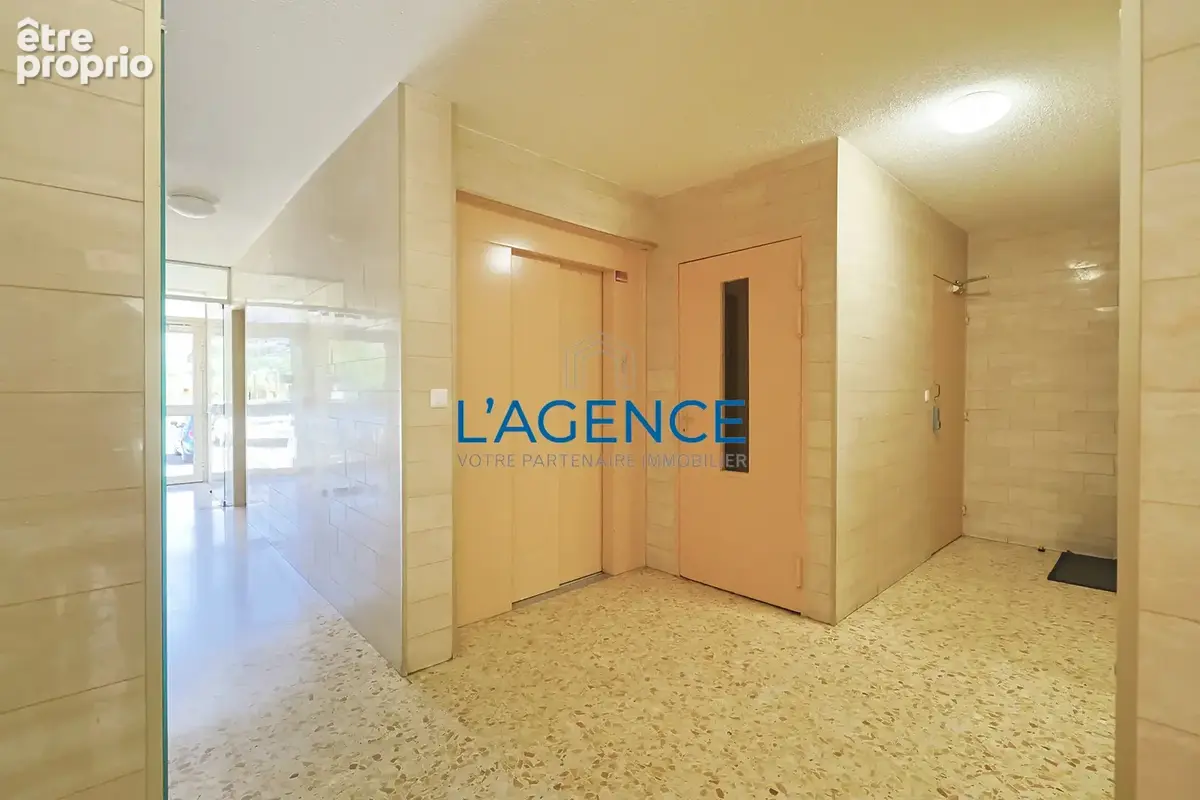 Appartement T4 de 91 m2 en étage avec ascenseur et parking privatif en plein coeur du centre ville - photo 12