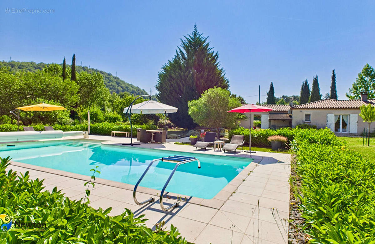 LOT- LUZECH    Superbe propriété, 4 chambres, située dans un grand parc clos avec piscine chauffée. - photo 2