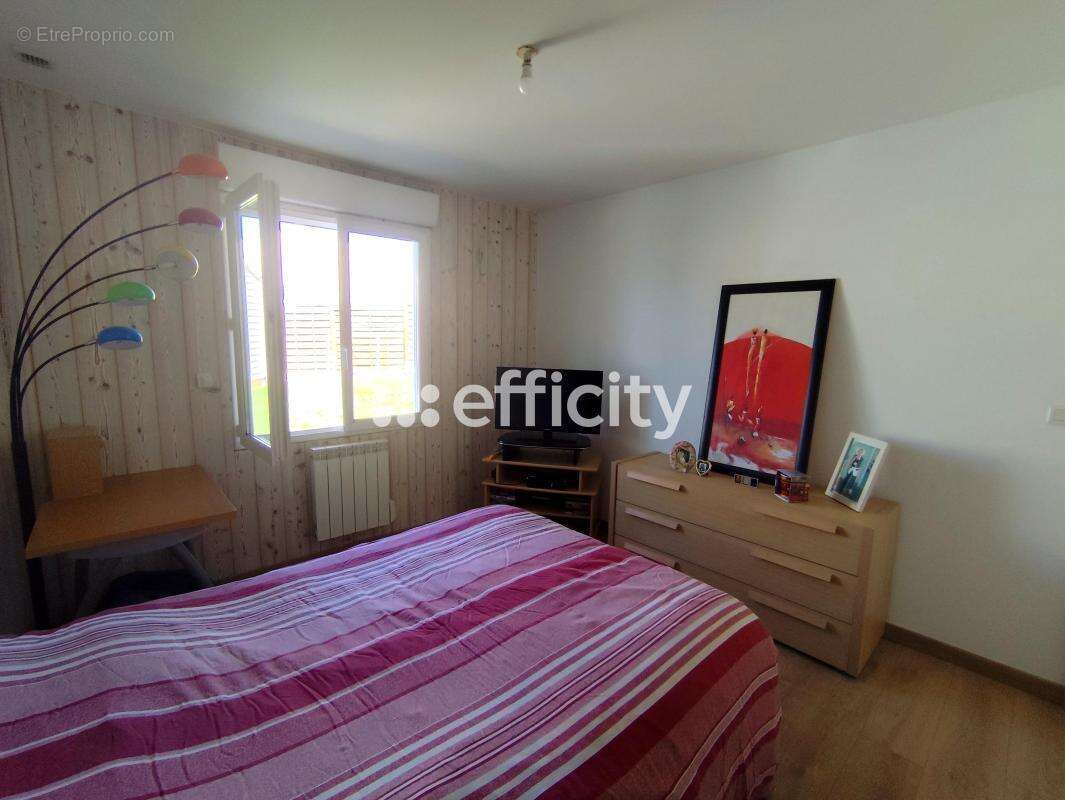 Maison 160 m² à Saint-Georges-Des-Coteaux  - photo 9
