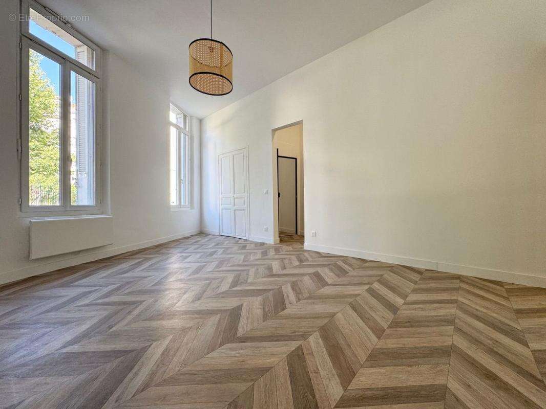 Appartement à MARSEILLE-1E