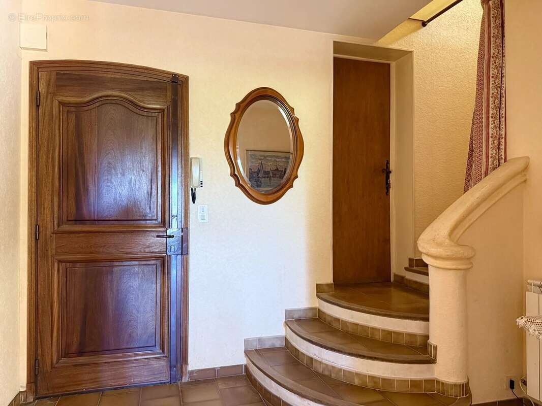 Maison à CEYRESTE