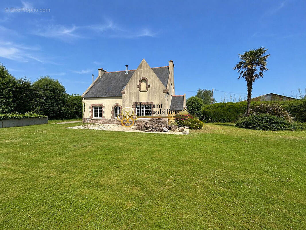 Maison à PLOUGOURVEST