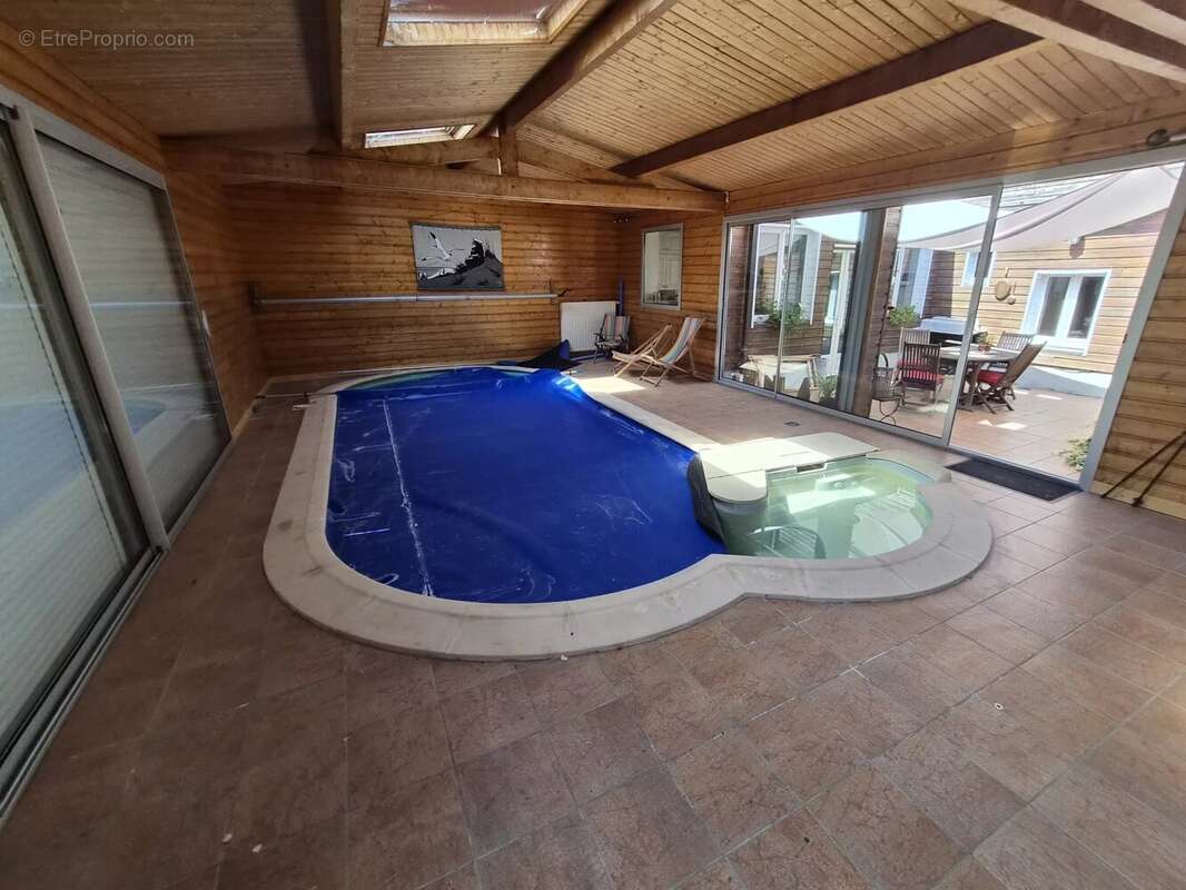 maison hyper centre ville avec piscine intérieure et cour privative clos de mûrs - photo 5