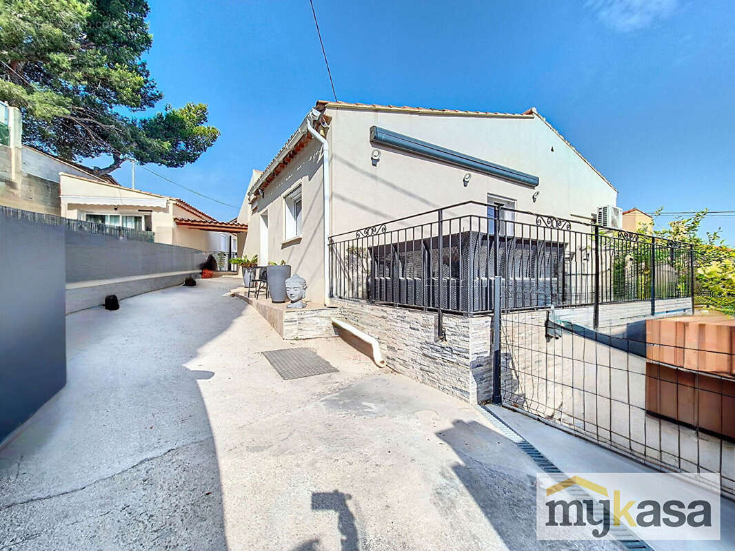 Maison à SAINT-MITRE-LES-REMPARTS