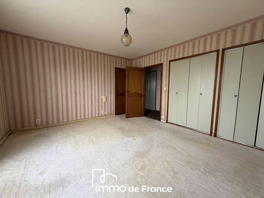 Sainte Radegonde, Grande Maison familiale - Parcelle de 931 m² - photo 5