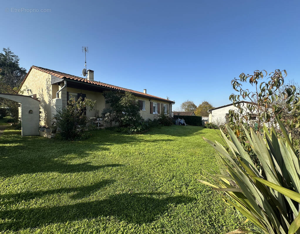Maison à LA ROCHE-CHALAIS