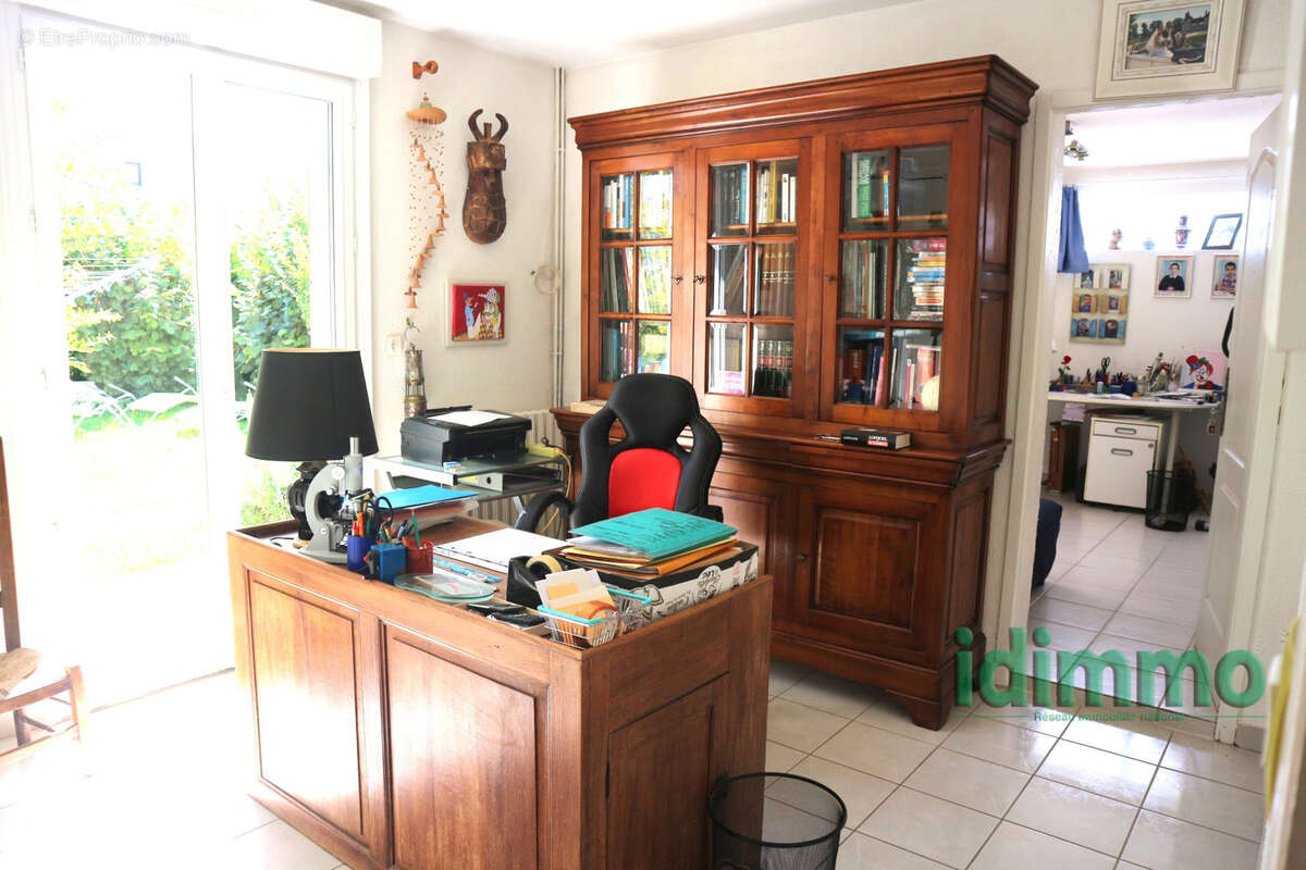 Magnifique maison de 220 m2,dans un lieu recherche, avec piscine sur un terrain de 610 m2. proche de royan. - photo 11