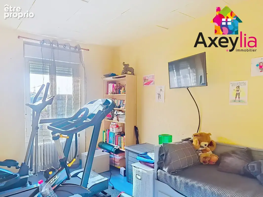 A vendre - proche centre charlieu - maison avec terrain - photo 12