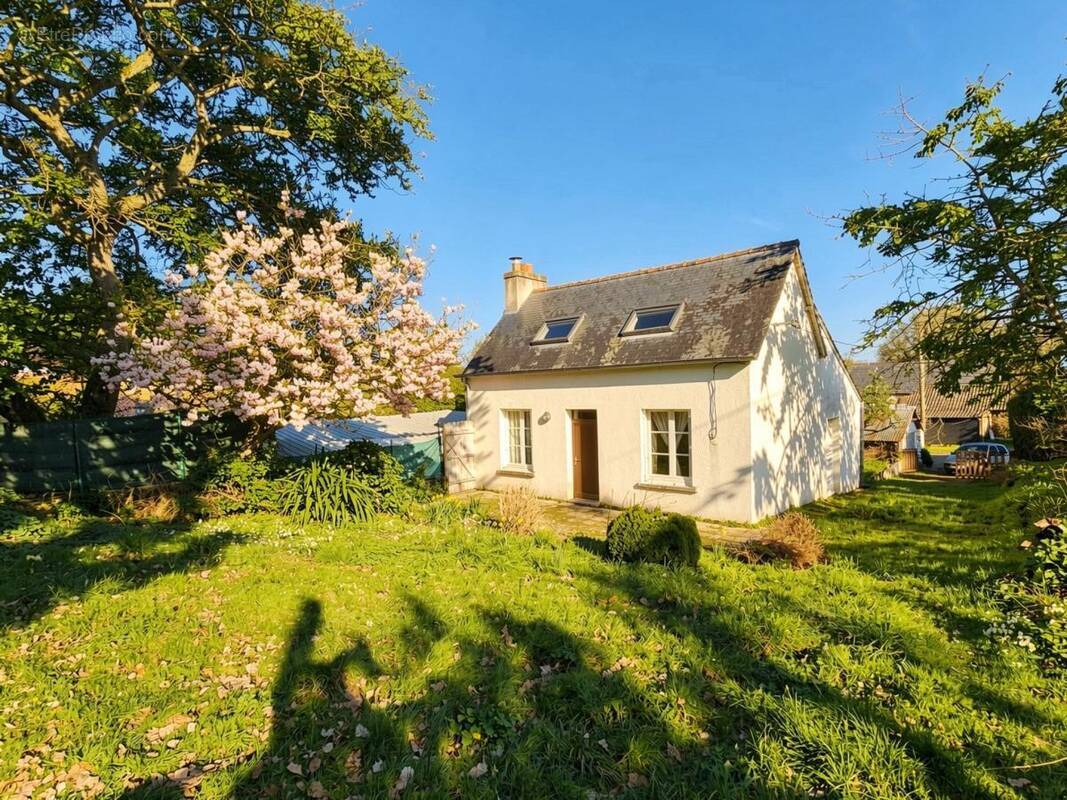 Maison à CLEDEN-POHER