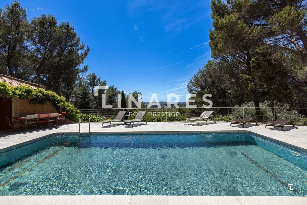 LES HAUTS : Propriété de 310m2 (145 + 90 + 40 + 30m2) Piscine à fond mobile, Tennis,  2 hectares - Simiane-Collongue - photo 2