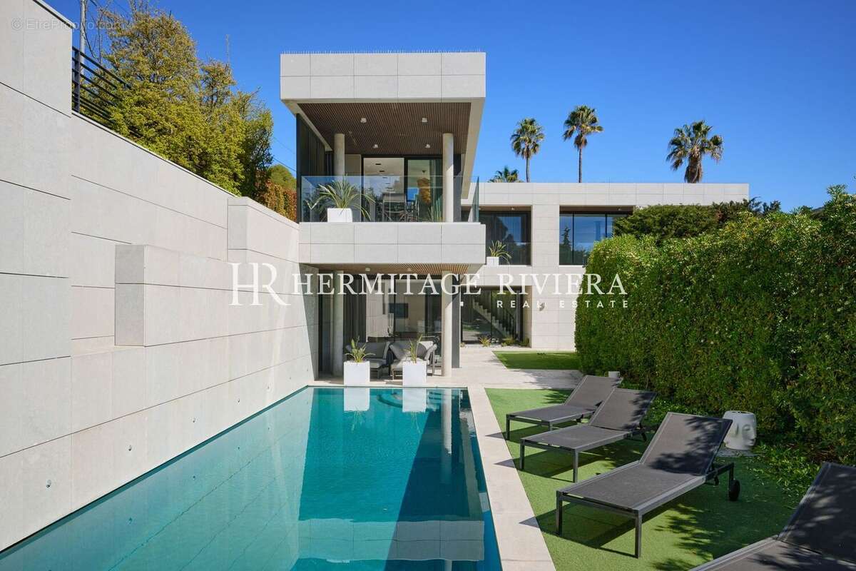 façade 2 of contemporary villa for sale in Nice