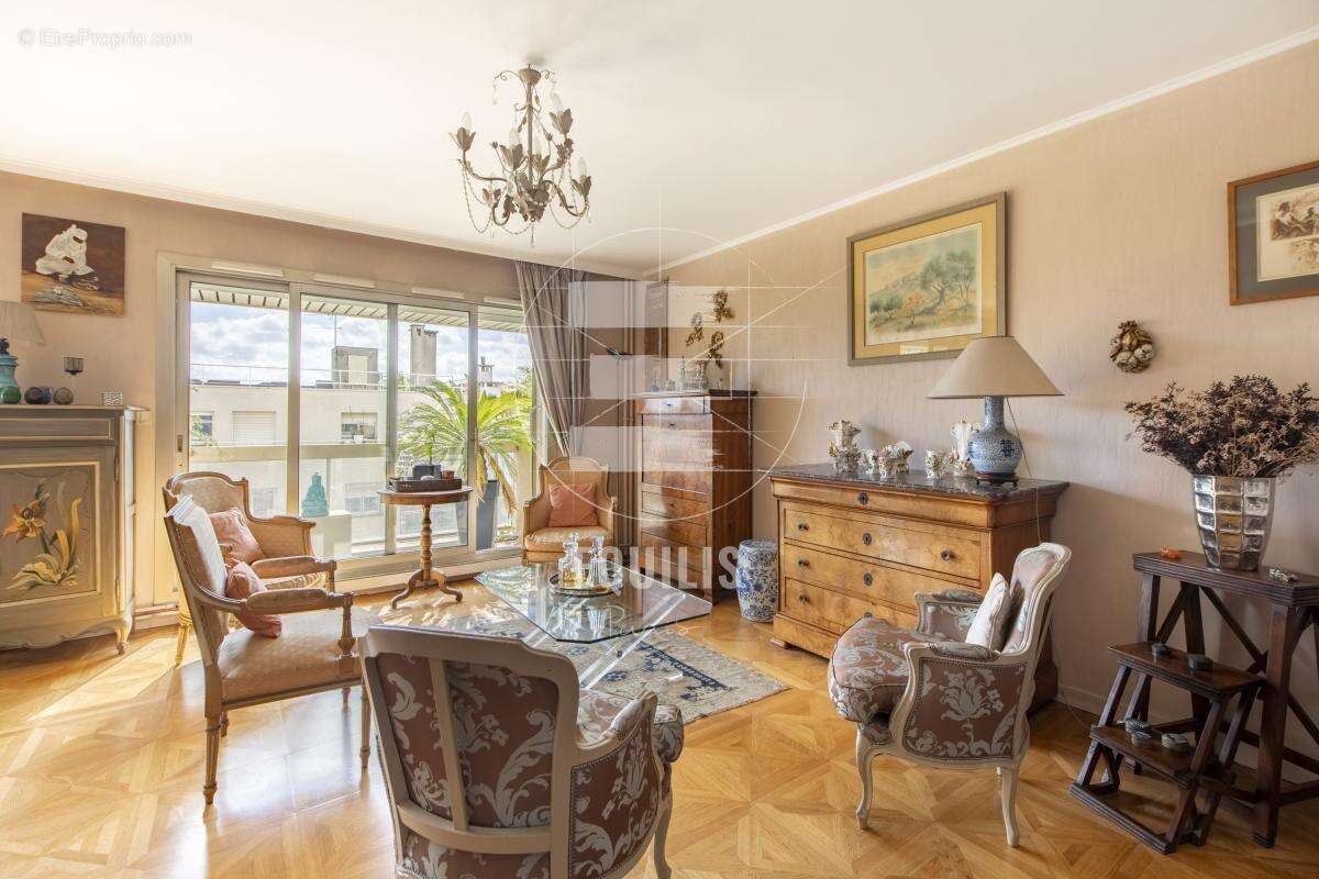 Appartement à PARIS-16E