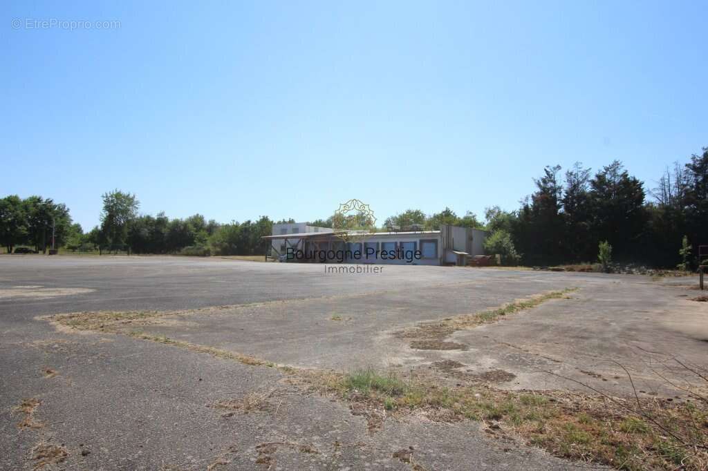 Batiment industriel 922 m² dont bureaux 332 m². stockage chambres froides 590 m² sur un terrain de 10 153 m² - photo 4