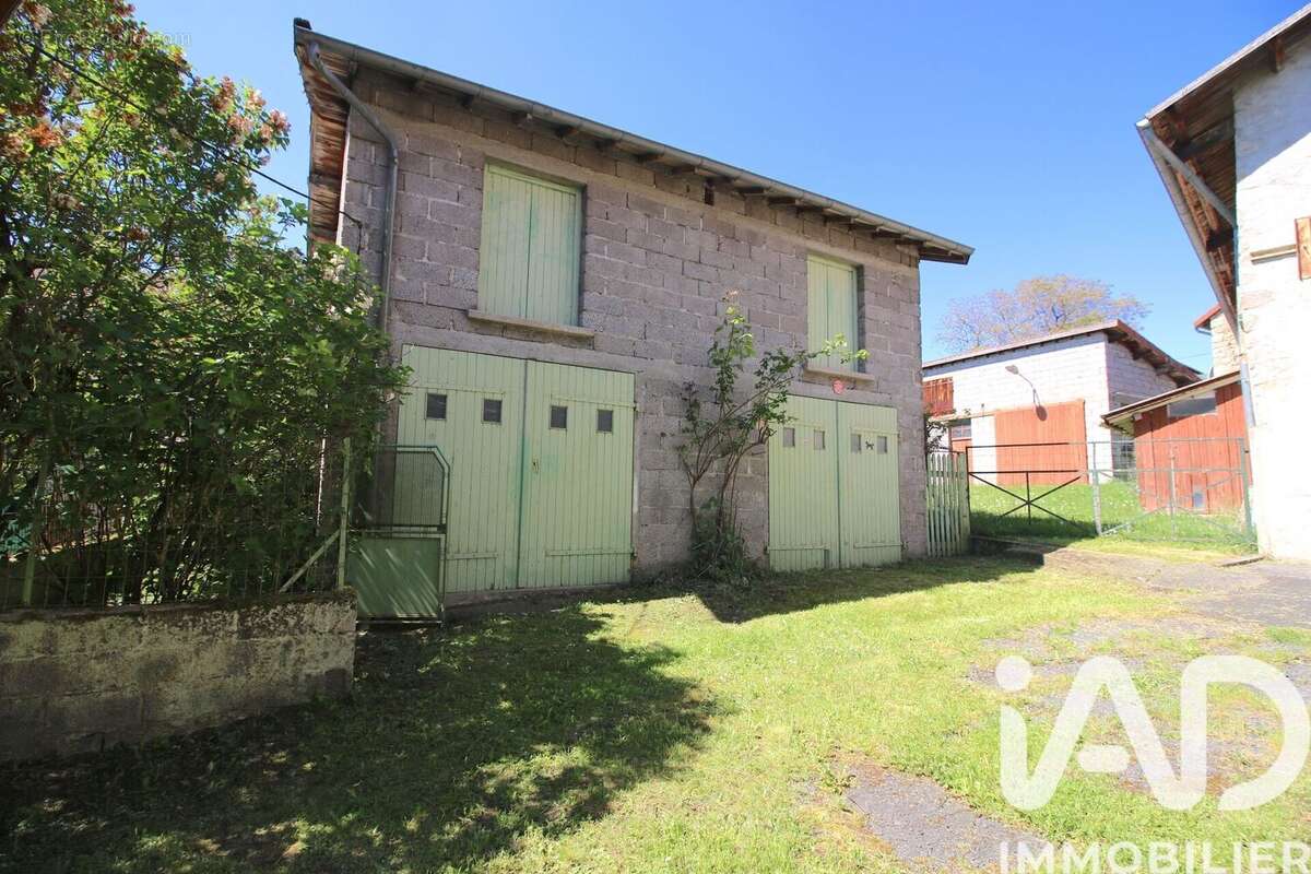Maison 98 m² à Saint-Bonnet-Le-Bourg  - photo 3