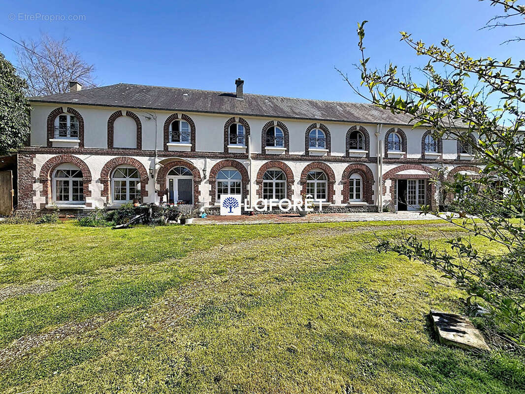 Ancien relais de poste de caractère à Valmont . 246 m² habitables . Jardin clos de 1 061 m² - photo 2