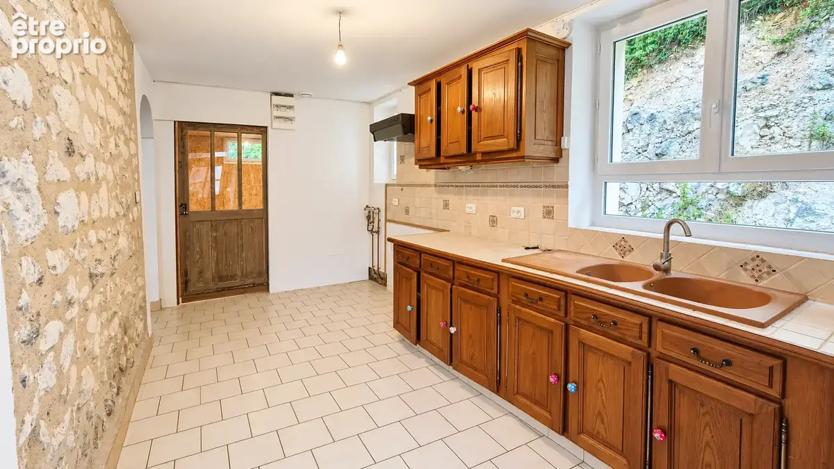Maison en pierre 4 chambres, dépendances et 8 500 m2 de terrain - photo 2