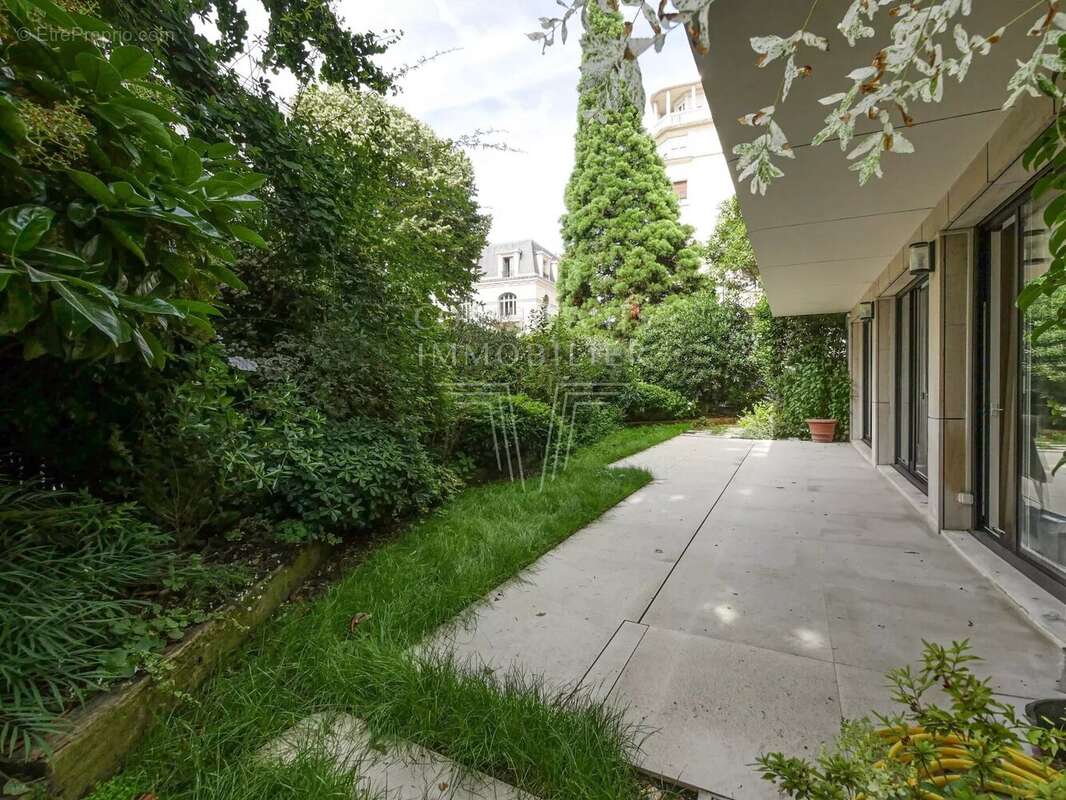 Appartement à NEUILLY-SUR-SEINE