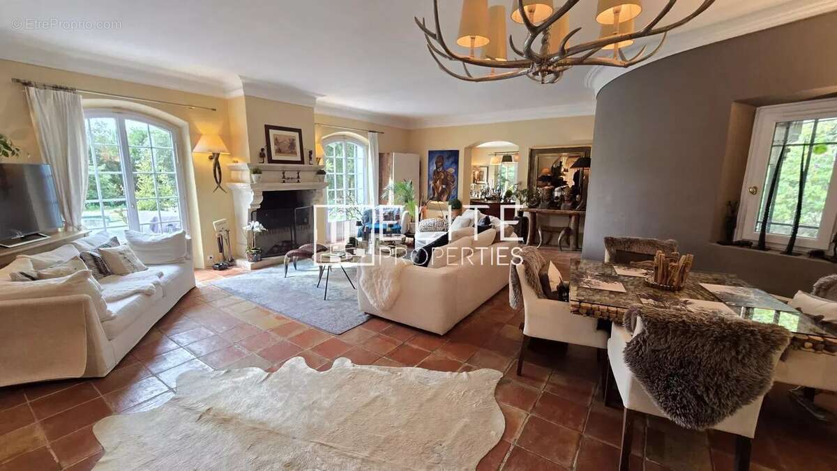 Maison à ROQUEFORT-LES-PINS