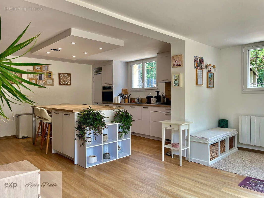 Dickjan POPPEMA d'eXP France vous propose une belle maison avec 5 chambres, terrain constructible attenant, idéal famille ou profession libéral - Maison à PIERREVERT