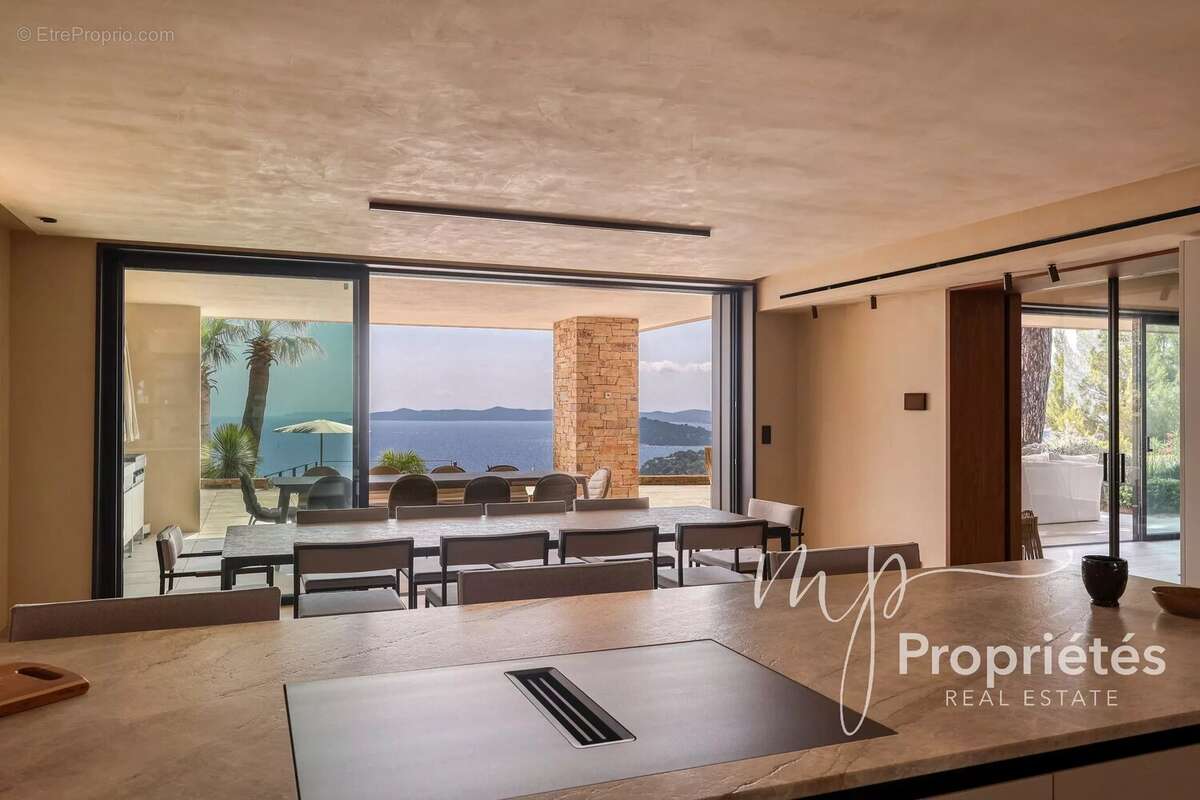 Rayol-Canadel-sur-Mer – Villa contemporaine d’exception vendue entièrement meublée –  six suites raffinées. Vue panoramique sur  - photo 3