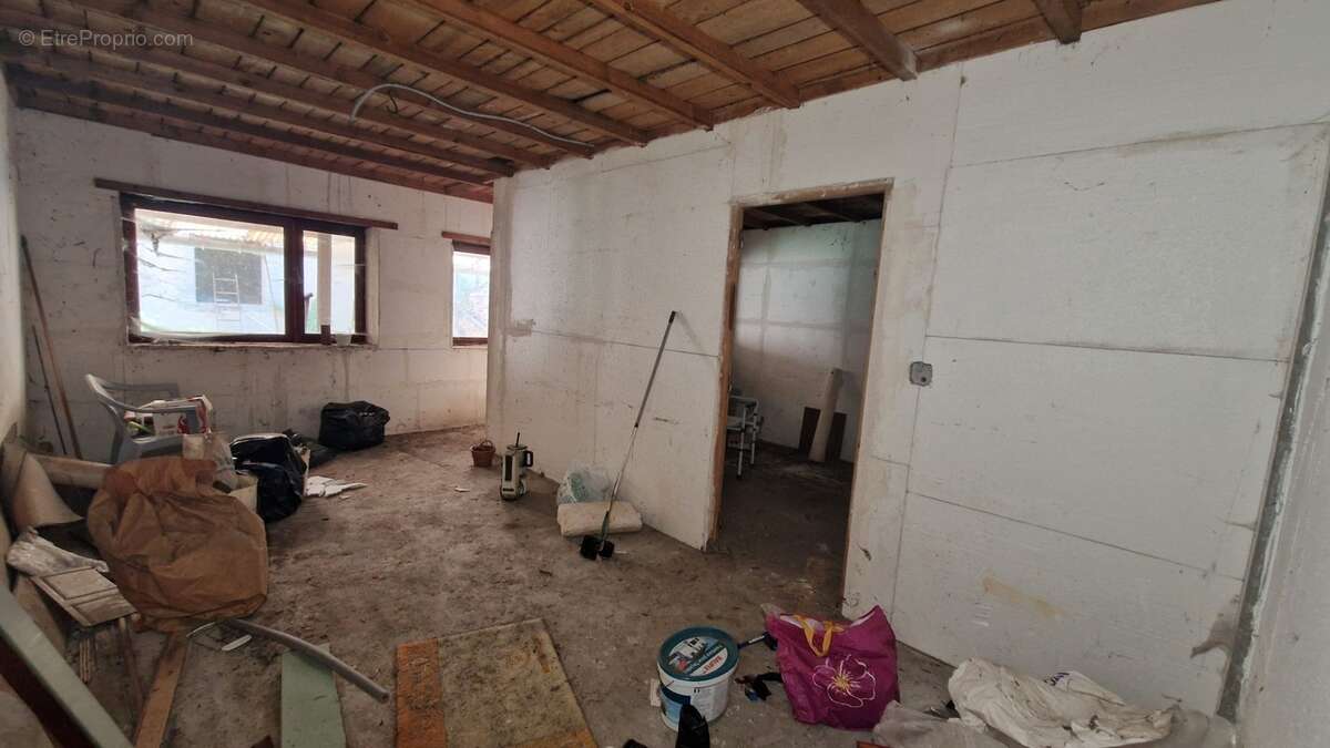 Maison à Waville F4 de 90 M2 avec jardin / parking et dépendance - photo 4