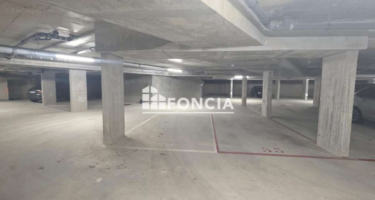 Parking à LOUVRES
