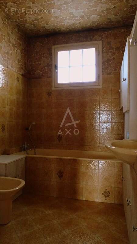 Maison à LEGUILLAC-DE-L'AUCHE