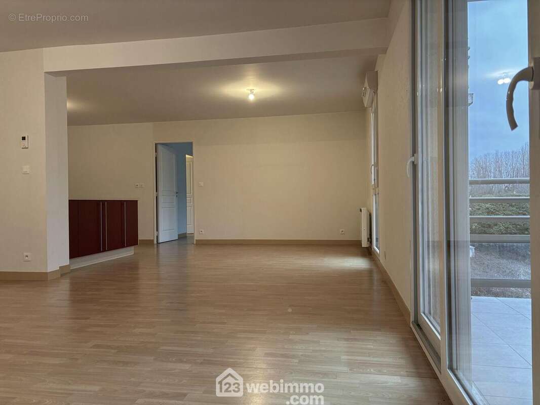 Il communique avec l&#039;espace dinatoire de 25 m2 : salle à manger, - Appartement à CHASSENEUIL-DU-POITOU