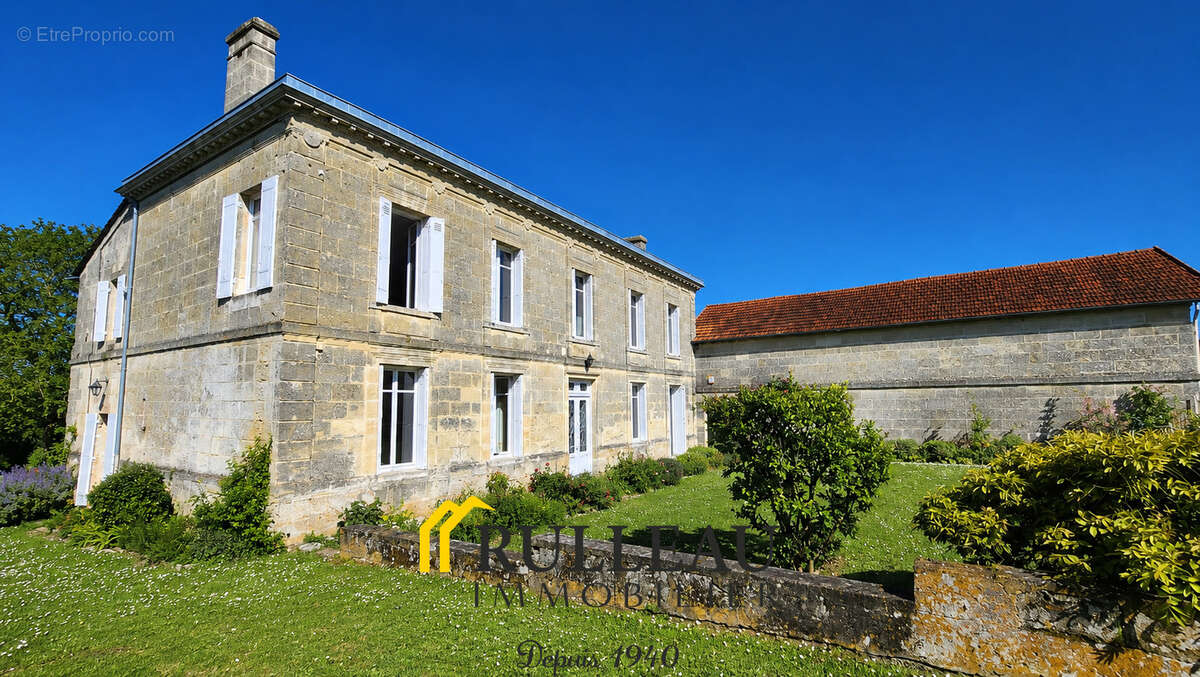 Propriété de caractère du XIXe siècle avec vue sur l’estuaire, 1,2 hectare, dépendances et piscine - photo 4