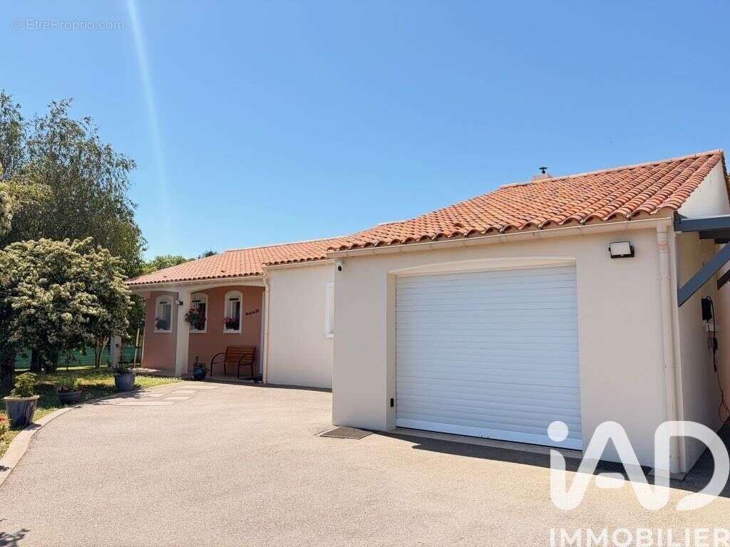 Maison 115 m² à Saint-Hilaire-La-Foret  - photo 2