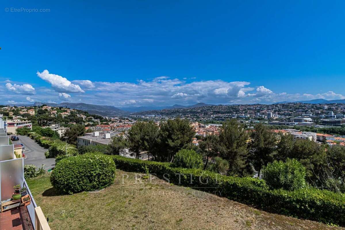 Appartement à SAINT-LAURENT-DU-VAR