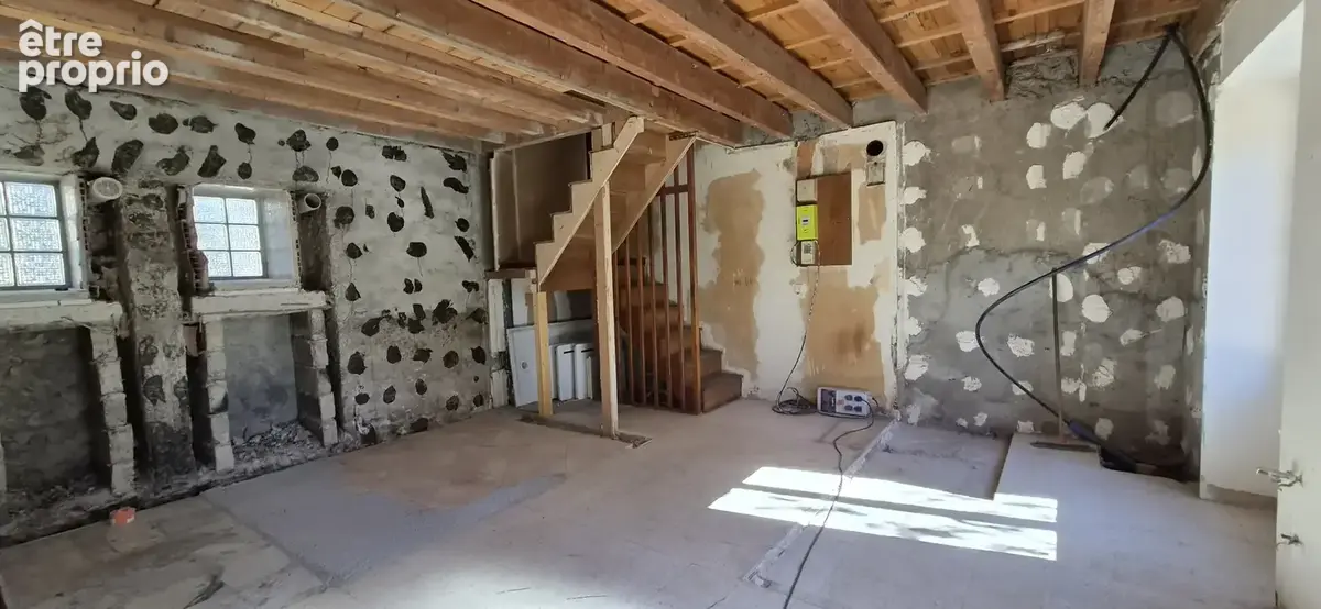 Maison de village en pierre, avec cour et stationnement. - photo 3