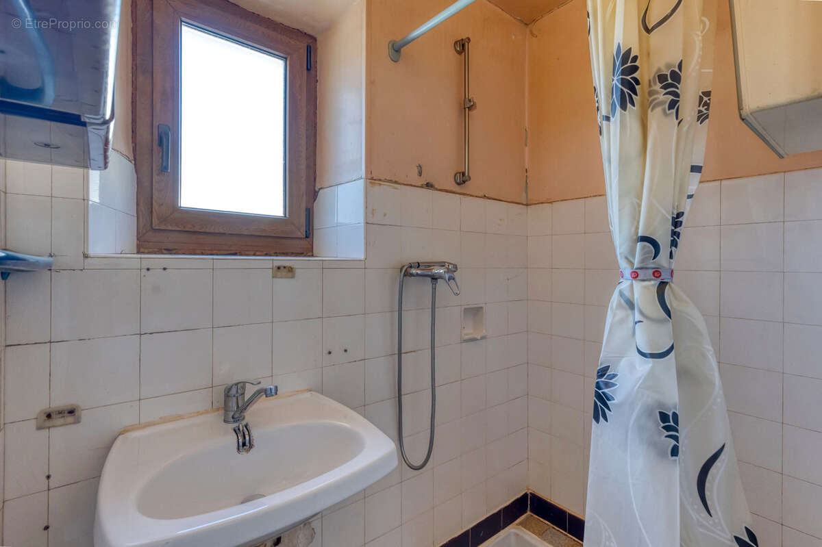 LA MOTTE D'AVEILLANS bourg : Maison de village 3P 51m2 mitoyenne à rénover + Terrain - photo 7