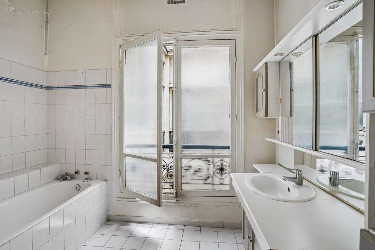 Appartement à PARIS-17E