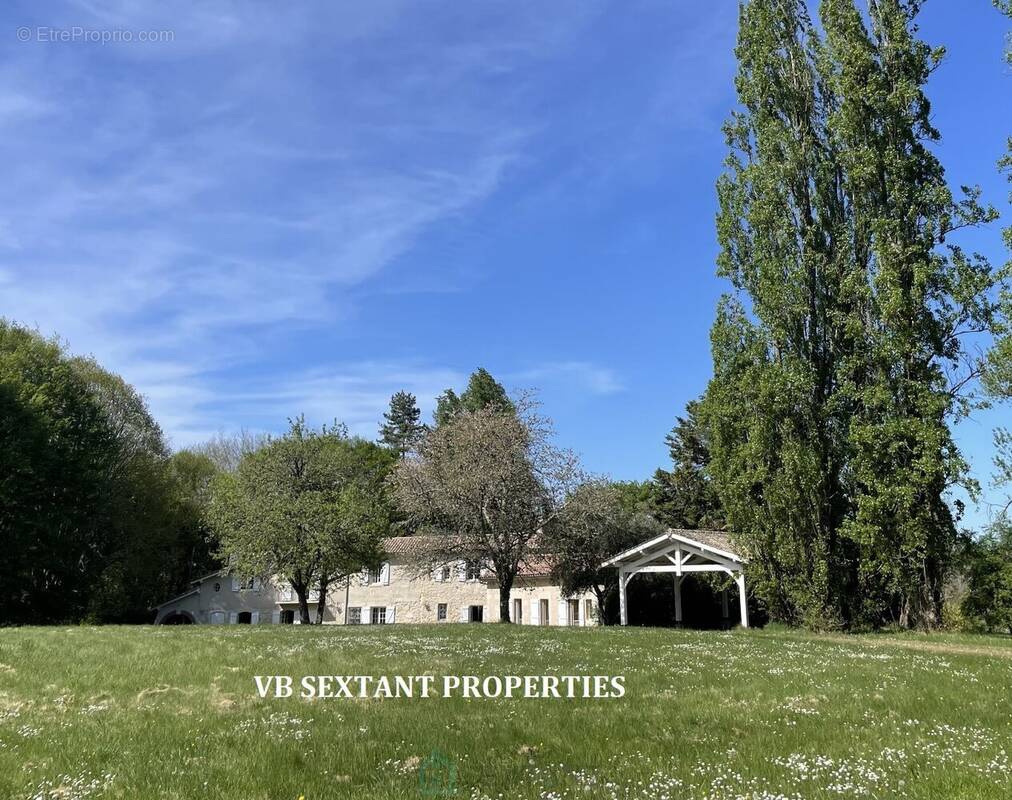 A 15mn de Bordeaux,  environnement exceptionnel pour ce domaine de 8 hectares avec 3 maisons - photo 2