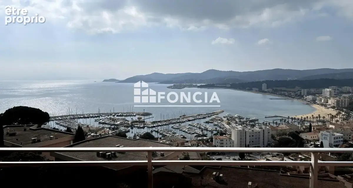 Vue mer panoramique, immense terrasse et dernier étage : un bien rare au Lavandou ! - photo 2