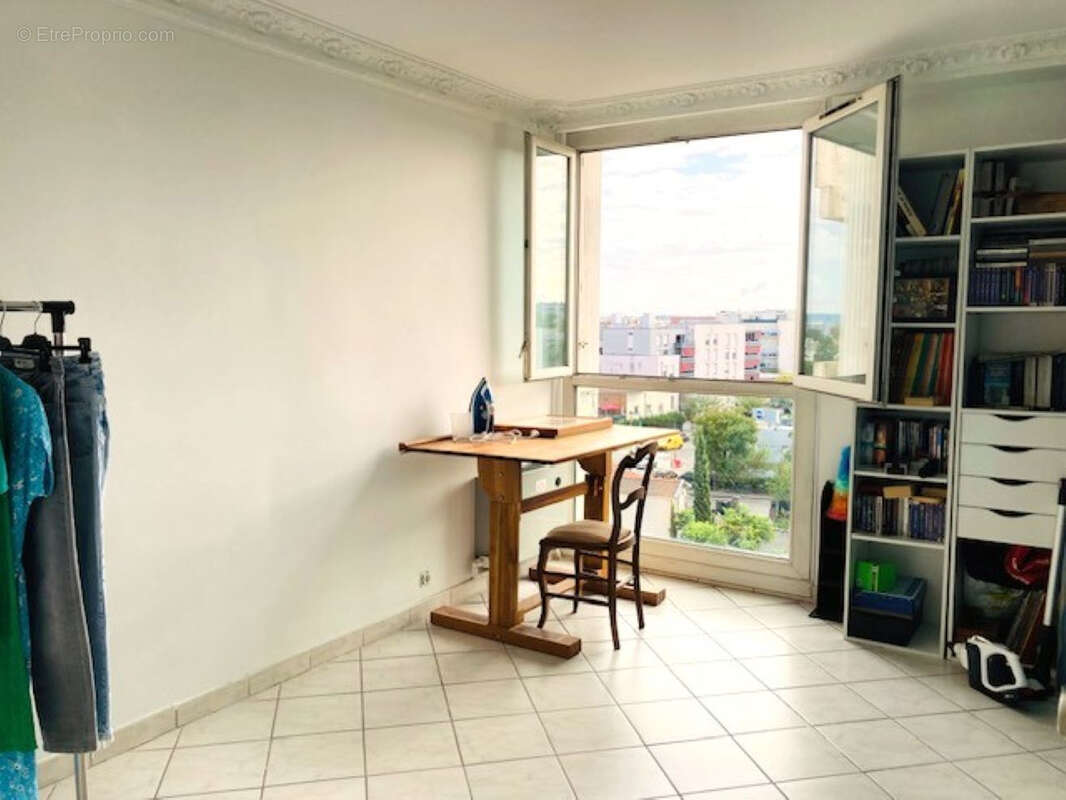 Lumineux appartement T4 de 78m² avec balcon, vue dégagée, place de parking privative - Bron - photo 9