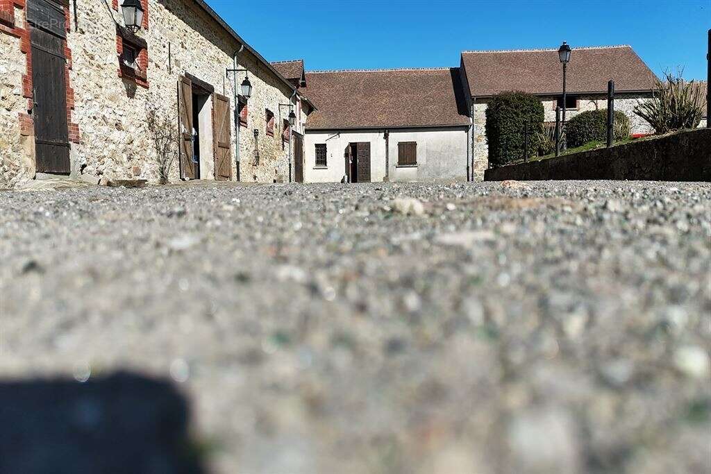 Maison à CLOS-FONTAINE