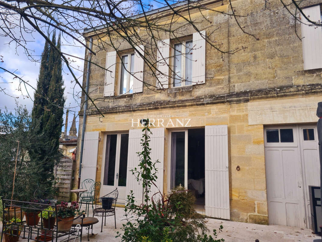 Maison à SAINT-MEDARD-DE-GUIZIERES