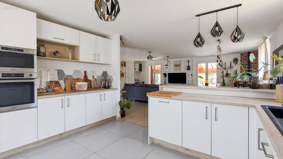Maison 217 m² à Lentilly  - photo 1