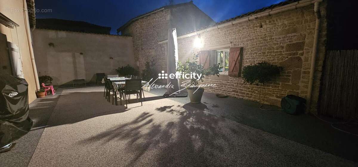 Maison à FAYE-SUR-ARDIN