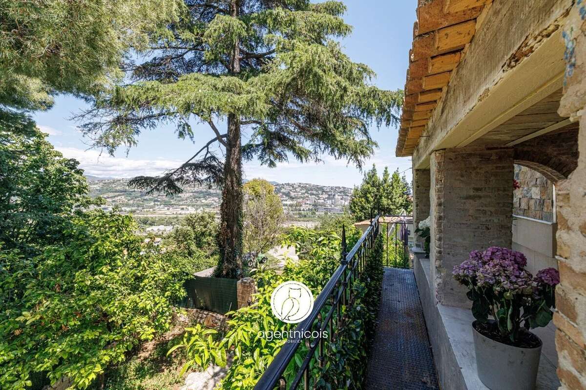 Appartement à SAINT-LAURENT-DU-VAR