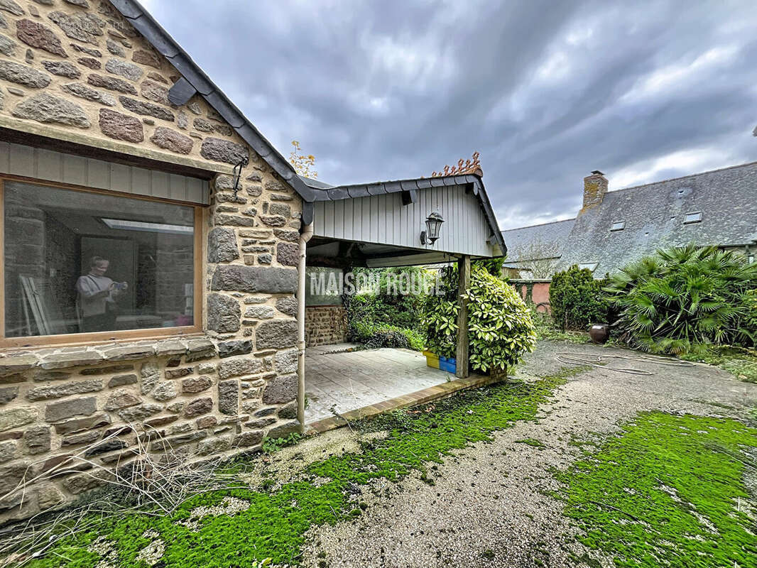 Maison en pierre avec jardin clos - Bourg de Lourmais - photo 11