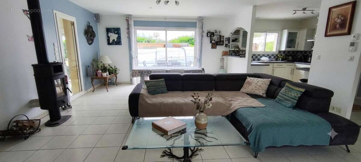 Maison de plain-pied – 167 m² – piscine avec abri haut – dpe b – panneaux solaires – 3 596 m² de terrain – clam, à 5 minutes de  - photo 3