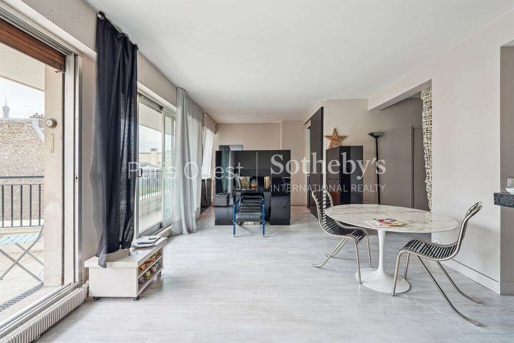 Appartement à PARIS-16E