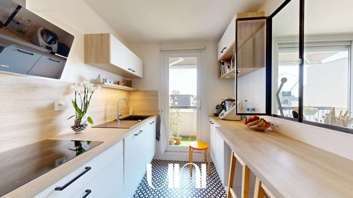 Appartement 5 pièces de 98 m2 avec caves, balcon, ascenseur et parkings - CAEN Saint-Gilles - photo 3