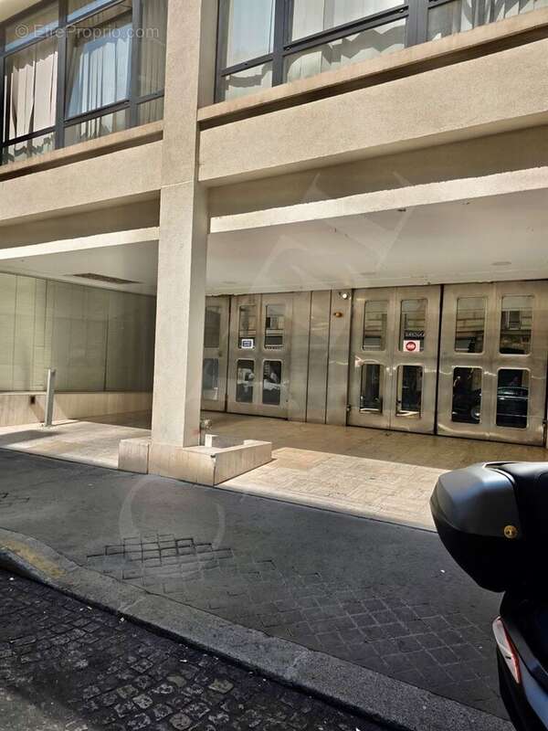 Parking à PARIS-16E