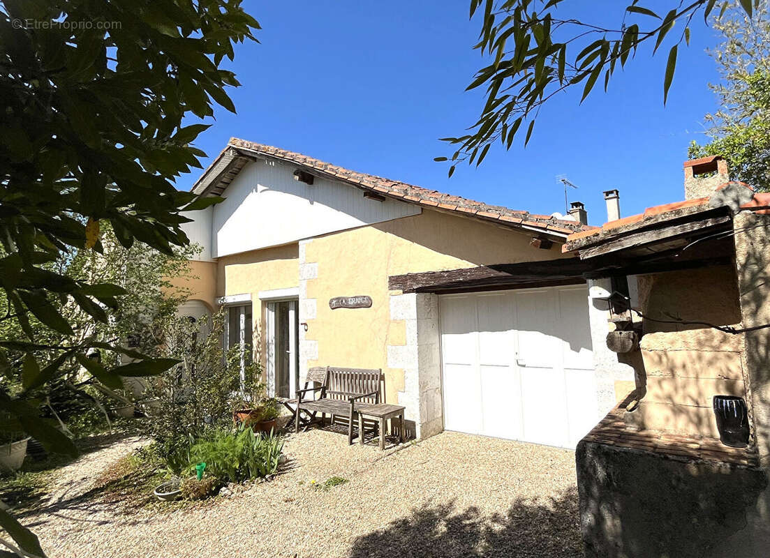 Maison Montmoreau Saint Cybard 7 pièce(s) 186 m2 - photo 2