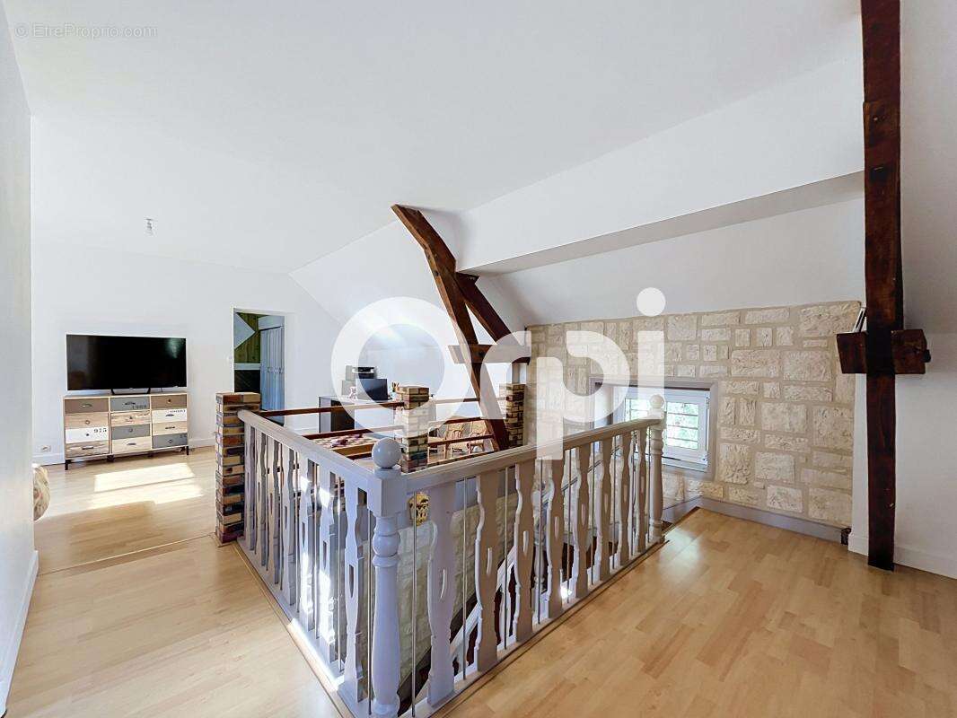 Maison en pierre de caractère 219m2 – Saint-Pantaléon-de-Larche - photo 10